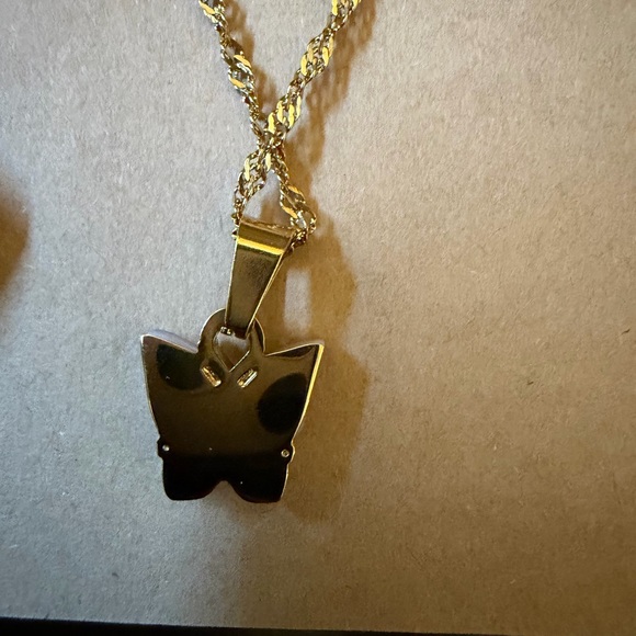 Pink Butterfly Pendant w/Gold Tone Necklace NWOT Never worn - Picture 4 of 5